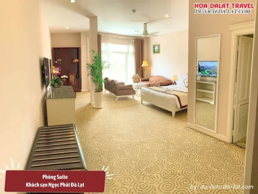 Phòng Suite tại khách sạn Ngọc Phát Đà Lạt gồm một phòng ngủ lớn, không gian thoải mái, có khu vực làm việc, phòng khách và quầy bar riêng