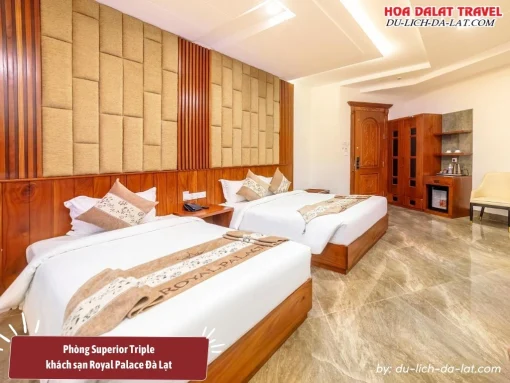 Phòng Superior Triple tại khách sạn Royal Palace Đà Lạt có diện tích khoảng 28-30 m2, trang bị 1 giường đôi lớn và 1 giường đơn cùng các tiện nghi hiện đại