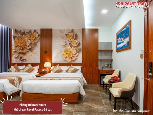 Phòng Deluxe Family tại khách sạn Royal Palace Đà Lạt có diện tích khoảng 38 m2, trang bị 2 giường đôi lớn, cửa sổ lớn, tiện nghi đầy đủ