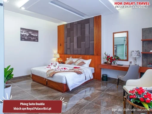 Phòng Suite Double tại khách sạn Royal Palace Đà Lạt có diện tích 30m2, trang bị giường đôi cực lớn, cửa sổ lớn, tiện nghi trong phòng đầy đủ