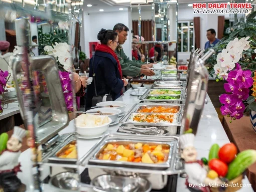 Buffet món đa dạng tại khách sạn Rum Vàng Đà Lạt