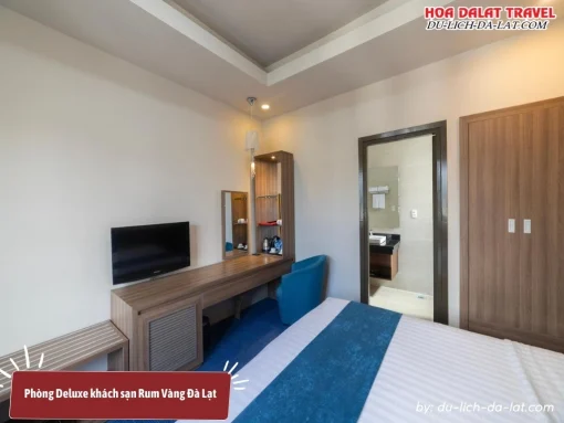 Phòng Deluxe tại khách sạn Rum Vàng Đà Lạt có diện tích khoảng 30m2, tiện nghi gồm tivi, minibar, phòng tắm riêng, bàn làm việc