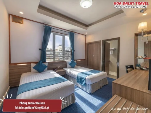 Phòng Junior Deluxe tại khách sạn Rum Vàng Đà Lạt rộng 36m2, trang bị 1 giường đôi kèm minibar, TV, wifi và các tiện nghi cao cấp