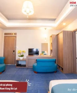 Tiện ích tại phòng Khách sạn Rum Vàng Đà Lạt có TV, két an toàn, minibar, ấm đun nước, bàn làm việc, wifi