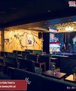 Phòng trà Chốn Tình Ca tại khách sạn Sammy Đà Lạt ấm cúng và sang trọng, nơi du khách có thể thưởng thức những đêm nhạc trữ tình và lãng mạn
