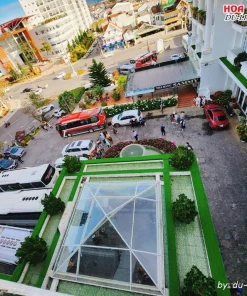 Khu vực để xe ô tô rộng rãi tại khách sạn Sammy