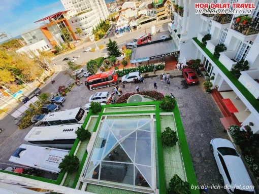 Khu vực để xe ô tô rộng rãi tại khách sạn Sammy