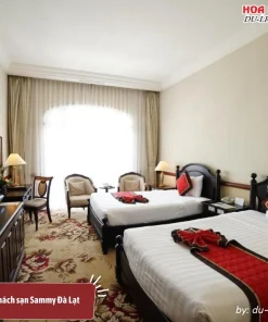 Phòng Deluxe tại Khách sạn Sammy Đà Lạt có diện tích khoảng 28-30 m2, được trang bị 1 giường đôi, có cửa sổ hướng ra phố, trang bị đầy đủ tiện nghi hiện đại như TV truyền hình cáp, minibar, Wi-Fi miễn phí và phòng tắm riêng