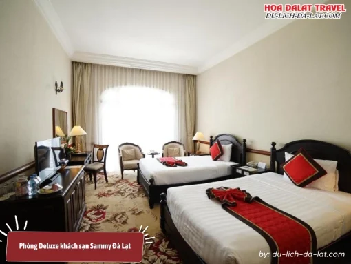 Phòng Deluxe tại Khách sạn Sammy Đà Lạt có diện tích khoảng 28-30 m2, được trang bị 1 giường đôi, có cửa sổ hướng ra phố, trang bị đầy đủ tiện nghi hiện đại như TV truyền hình cáp, minibar, Wi-Fi miễn phí và phòng tắm riêng