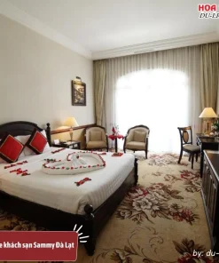 Phòng Super Deluxe tại khách sạn Sammy Đà Lạt có diện tích khoảng 33m2, được trang bị 1 giường đôi, có ban công, tiện nghi hiện đại như TV truyền hình cáp, minibar, wifi miễn phí, két sắt an toàn, máy sấy tóc