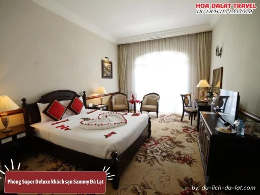 Phòng Super Deluxe tại khách sạn Sammy Đà Lạt có diện tích khoảng 33m2, được trang bị 1 giường đôi, có ban công, tiện nghi hiện đại như TV truyền hình cáp, minibar, wifi miễn phí, két sắt an toàn, máy sấy tóc