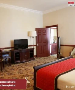 Presidential Suite tại khách sạn Sammy Đà Lạt là hạng phòng cao cấp nhất diện tích khoảng 80m2, có cửa sổ và ban công, tiện nghi cao cấp, trang bị bồn tắm thủy lực hiện đại