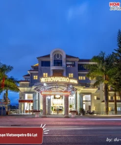 Vietsovpetro Đà Lạt là khách sạn tiêu chuẩn 4 sao mang đậm nét đặc trưng của Đà Lạt, nằm trên một đồi thông yên tĩnh