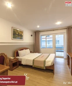 Phòng Superior tại khách sạn Vietsovpetro Đà Lạt diện tích 29m2, trang bị 1 giường đôi, tiện nghi đầy đủ