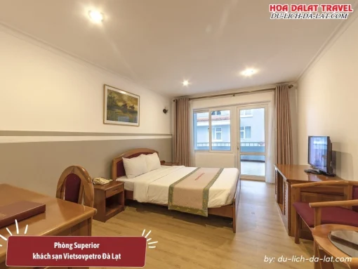 Phòng Superior tại khách sạn Vietsovpetro Đà Lạt diện tích 29m2, trang bị 1 giường đôi, tiện nghi đầy đủ