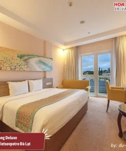 Phòng Deluxe tại khách sạn Vietsovpetro Đà Lạt có diện tích khoảng 32m2, trang bị một giường đôi, các trang thiết bị tiện nghi hiện đại, sang trọng