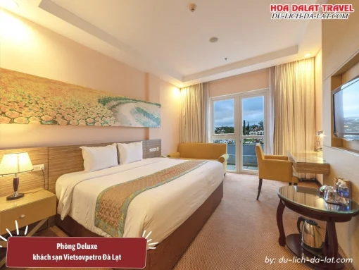 Phòng Deluxe tại khách sạn Vietsovpetro Đà Lạt có diện tích khoảng 32m2, trang bị một giường đôi, các trang thiết bị tiện nghi hiện đại, sang trọng