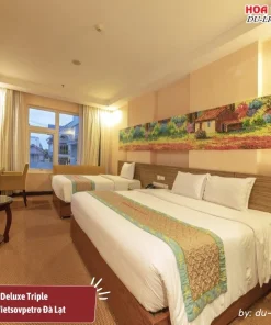 Phòng Deluxe Triple tại khách sạn Vietsovpetro Đà Lạt diện tích 45m2, gồm 1 giường đôi và 1 giường đơn, trang bị bồn tắm, tiện nghi hiện đại