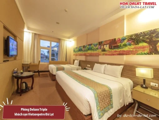 Phòng Deluxe Triple tại khách sạn Vietsovpetro Đà Lạt diện tích 45m2, gồm 1 giường đôi và 1 giường đơn, trang bị bồn tắm, tiện nghi hiện đại