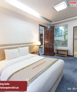 Phòng Suite tại khách sạn Vietsovpetro Đà Lạt diện tích 50m2, có 1 giường đôi cỡ lớn, tiện nghi trong phòng hiện đại