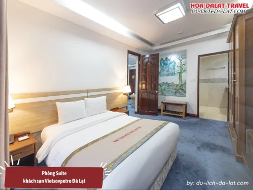 Phòng Suite tại khách sạn Vietsovpetro Đà Lạt diện tích 50m2, có 1 giường đôi cỡ lớn, tiện nghi trong phòng hiện đại