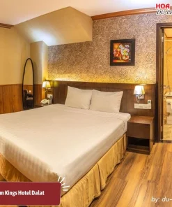 Phòng Superior tại Kings Hotel Dalat có diện tích khoảng 22-25 m2, được trang bị 1 giường đôi, đầy đủ tiện nghi như bàn làm việc, TV, tủ lạnh, két sắt và điện thoại quốc tế