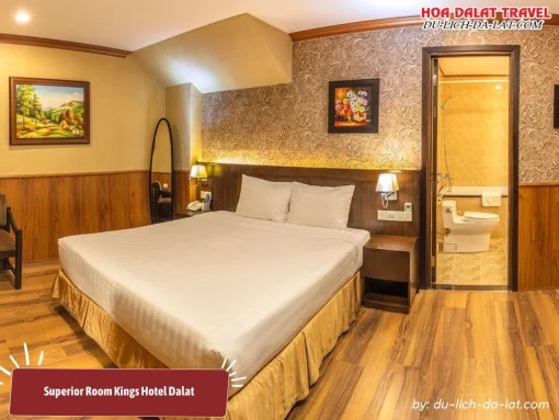 Phòng Superior tại Kings Hotel Dalat có diện tích khoảng 22-25 m2, được trang bị 1 giường đôi, đầy đủ tiện nghi như bàn làm việc, TV, tủ lạnh, két sắt và điện thoại quốc tế