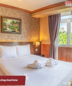 Phòng Deluxe tại Kings Hotel Dalat có diện tích khoảng 28m2, được thiết kế tinh tế và trang nhã, có cửa sổ lớn hoặc ban công