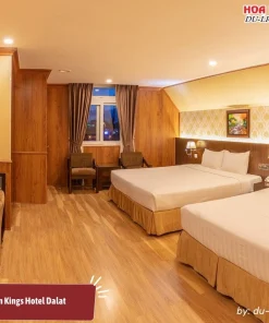 Family Room tại Kings Hotel Dalat diện tích khoảng 30m2, trang bị 2 giường đôi, cửa sổ hướng phố, phòng tắm với bồn tắm và vòi sen