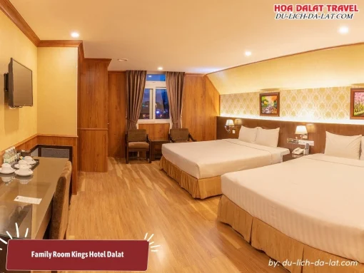 Family Room tại Kings Hotel Dalat diện tích khoảng 30m2, trang bị 2 giường đôi, cửa sổ hướng phố, phòng tắm với bồn tắm và vòi sen