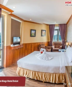 Phòng Premier tại Kings Hotel Dalat là lựa chọn lưu trú cao cấp, rộng rãi và tiện nghi hiện đại gồm TV màn hình phẳng, minibar, két an toàn và phòng tắm riêng