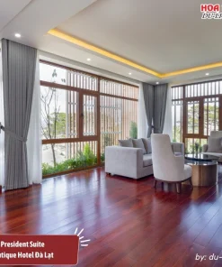 Phòng President Suite tại Lasol Boutique Hotel Đà Lạt diện tích 50m2, có phòng khách riêng, trang bị giường đôi lớn, ghế sofa và nội thất hiện đại