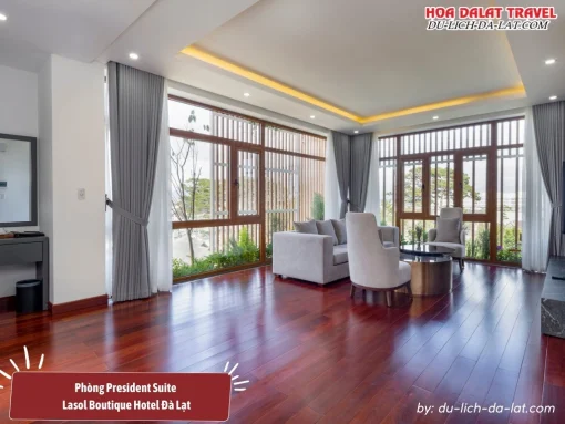 Phòng President Suite tại Lasol Boutique Hotel Đà Lạt diện tích 50m2, có phòng khách riêng, trang bị giường đôi lớn, ghế sofa và nội thất hiện đại