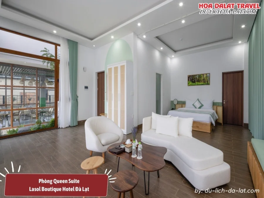 Phòng Queen Suite tại Lasol Boutique Hotel Đà Lạt có diện tích 50m2, trang bị 1 giường đôi lớn, tiện nghi trong phòng cao cấp và hiện đại