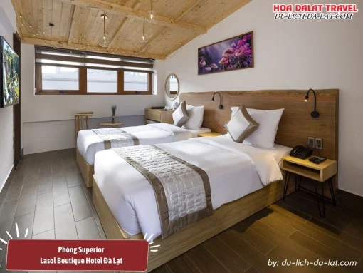 Phòng Superior tại Lasol Boutique Hotel Đà Lạt có diện tích 25m2, trang bị 2 giường đơn, cửa sổ view phố, tiện nghi TV, bàn làm việc, Wi-Fi, phòng tắm riêng