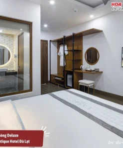 Phòng Deluxe tại Lasol Boutique Hotel Đà Lạt có diện tích 27m2, trang bị 1 giường đôi lớn, tiện nghi gồm TV, bàn làm việc, minibar, két an toàn, ấm đun nước