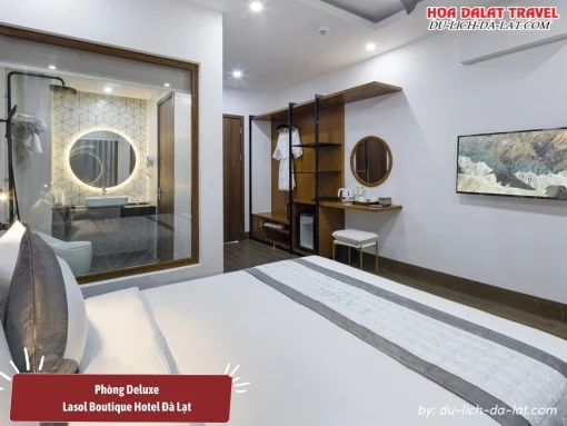 Phòng Deluxe tại Lasol Boutique Hotel Đà Lạt có diện tích 27m2, trang bị 1 giường đôi lớn, tiện nghi gồm TV, bàn làm việc, minibar, két an toàn, ấm đun nước