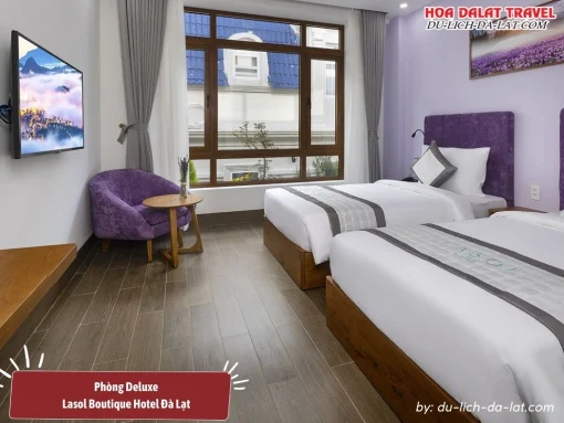 Phòng Deluxe Family tại Lasol Boutique Hotel Đà Lạt có diện tích 32m2, được trang bị 1 giường đôi lớn và 1 giường đơn, tiện nghi phòng đầy đủ