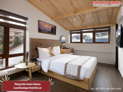 Phòng Attic Senior Deluxe tại Lasol Boutique Hotel Đà Lạt diện tích 25m2, trang bị giường đôi lớn ấm áp và nhiều tiện nghi