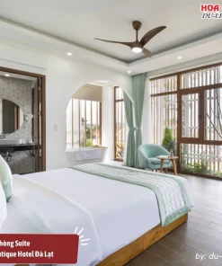 Phòng Suite tại Lasol Boutique Hotel Đà Lạt có diện tích 37m2, trang bị 1 giường đôi cực lớn, tầm nhìn hướng ra phố và đầy đủ tiện nghi