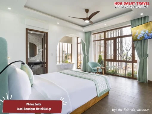 Phòng Suite tại Lasol Boutique Hotel Đà Lạt có diện tích 37m2, trang bị 1 giường đôi cực lớn, tầm nhìn hướng ra phố và đầy đủ tiện nghi