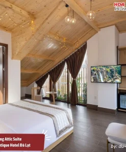 Phòng Attic Suite tại Lasol Boutique Hotel Đà Lạt có diện tích 30m2 nằm ở khu vực áp mái, trang bị 1 giường đôi lớn, không gian ấm cúng và tiện nghi