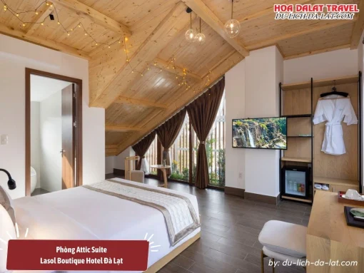 Phòng Attic Suite tại Lasol Boutique Hotel Đà Lạt có diện tích 30m2 nằm ở khu vực áp mái, trang bị 1 giường đôi lớn, không gian ấm cúng và tiện nghi