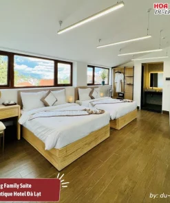 Phòng Family Suite tại Lasol Boutique Hotel Đà Lạt có diện tích 75m2 với 2 phòng ngủ thông nhau và 3 giường đôi lớn