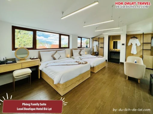 Phòng Family Suite tại Lasol Boutique Hotel Đà Lạt có diện tích 75m2 với 2 phòng ngủ thông nhau và 3 giường đôi lớn