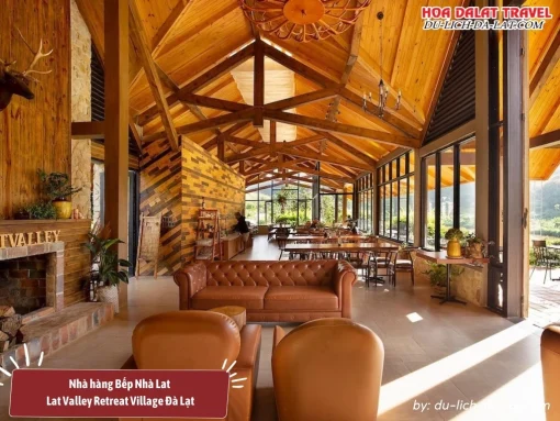 Bếp nhà Lat của Lat Valley Retreat Village tiện nghi, thiết kế gỗ độc đáo, không gian ấm cúng