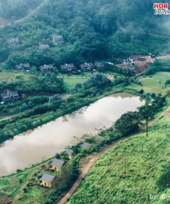 Khu nghỉ dưỡng Lat Valley Retreat Village bình yên, nằm nép mình bên sườn thung lũng giữa rừng thông
