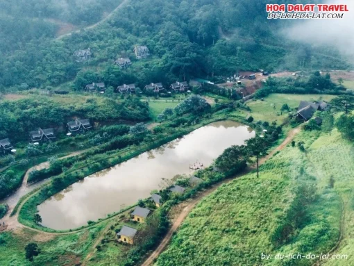 Khu nghỉ dưỡng Lat Valley Retreat Village bình yên, nằm nép mình bên sườn thung lũng giữa rừng thông