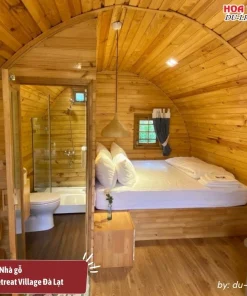 Nhà gỗ tại Lat Valley Retreat Village có diện tích khoảng 25m2, nhỏ xinh với 01 giường đôi, nhà vệ sinh riêng, sofa, tủ lạnh
