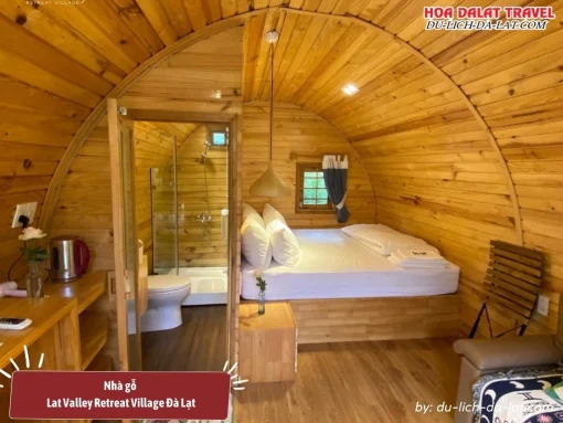 Nhà gỗ tại Lat Valley Retreat Village có diện tích khoảng 25m2, nhỏ xinh với 01 giường đôi, nhà vệ sinh riêng, sofa, tủ lạnh